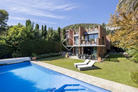 This exclusive property is located in Pedralbes, in a quiet area with splendid views of all of Barcelona. On the main floor we have a large day area, which consists of a large dining room next to the kitchen, a living room and a huge living room with...