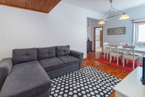 Apartamento com 4 assoalhadas com 90 m2, três quartos um deles suíte, duas casas de banho, dispensa e arrecadação, boa exposição solar, nascente poente e com grande potencial de remodelação Este apartamento está localizado na Rua Luciano Cordeiro no ...