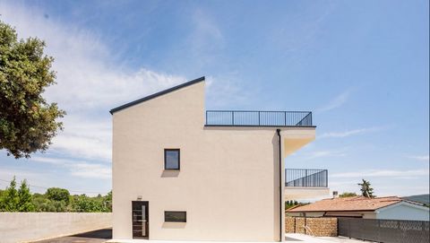 Una lussuosa casa a schiera in vendita, in un bellissimo edificio nuovo, a Kornić, sull'isola di Krk. Questa casa si trova in un edificio con altre tre case in fila, separate da muri in pietra che garantiscono la privacy per ciascuna di esse. Questa ...