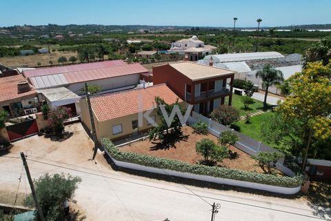 Typical Algarvean semi-detached house, with 193 sq.m. of construction area, on a 508 sq.m. plot, located just 400 meters from the Poço Barreto Train Station - Silves. The main house consists of a single-story house, with a hallway, living room, 2 bed...