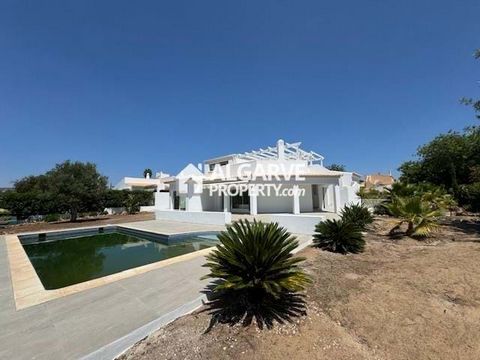 Located in Vilamoura. Beautiful 4+1 single storey villa excellently located in a quiet, residential area close to Browns Fitness Center and the Old Course in Vilamoura. About 4/5 km from the Marina and Falésia beach. Next to a commercial area with sn...