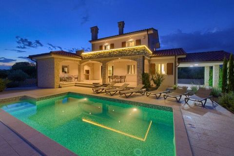 Die wunderschöne Luxusvilla bietet Platz für 6 bis 8 Personen, verfügt über einen beheiztem Pool und einen schön angelegten Garten. Brandneue, sehr geschmackvoll eingerichtete Villa verfügt über 3 Schlafzimmer und 3 Bäder, Küche und Wohnzimmer und er...