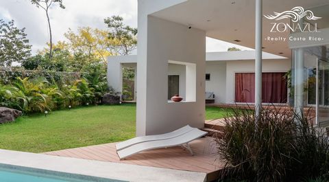 Nestled on the eastern side of the Southern Nicoya Peninsula, this villa towers over the Pacific Ocean and is just minutes away from the charming seaside town of Montezuma. This stunning 3-bedroom, 2-bathroom villa boasts a modern design and spectacu...