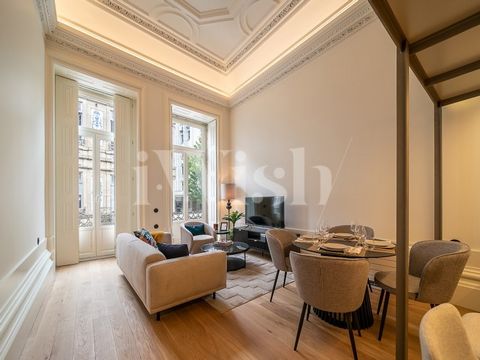 Discover this unique opportunity to invest in the city centre of Porto, in one of the most iconic and dynamic streets of the city. This building, located in a consolidated area of commerce and services, is at the epicentre of a profound transformatio...