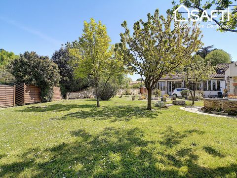 Secteur Camblanes - A découvrir sans plus tarder cette charmante maison en pierre pleine de potentiel! Située au calme, sans vis-à-vis, sur un terrain piscinable d'environ 1800 m², cette maison de 240 m² comprend: entrée, salon, salle à manger, cuisi...