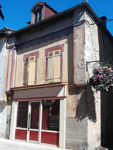 SOUILLAC Lot - Dans le centre historique d'une petite bourgade denviron 4.000 habitants, cet immeuble était un ancien commerce (location mensuelle possible de 350 à 500). Sur trois niveaux, si le RDC est à usage commercial (sur env. 80 m²), le 1er ét...