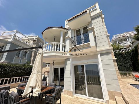 VUES INCROYABLES SUR LA MER, LE CÉLÈBRE CHÂTEAU D’ALANYA. STYLE ROMANTIQUE. PISCINE CHAUFFÉE PRIVÉE.   Nous vous présentons ici cette belle et idyllique maison de 3 chambres à vendre. Nous sommes situés dans la belle partie supérieure de Cikcilli, su...