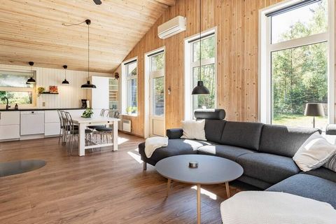 Maison de vacances avec bain à remous et sauna située dans les bois à proximité de la ville de Lyngså. Il y a 36 m & # 178; terrasse couverte au sud, vous avez donc la possibilité de faire des grillades et de profiter des chaudes soirées d'été. Il y ...