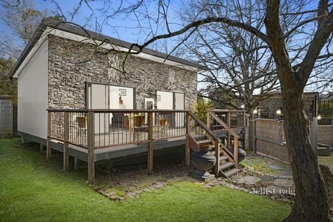 Rare opportunity to purchase this unique Yarra Valley wine region property with three studio cottages. Two cottages have earned their eco credentials while the third, built to serve as Cobb & Co accommodation, offers a piece of Healesville history. P...