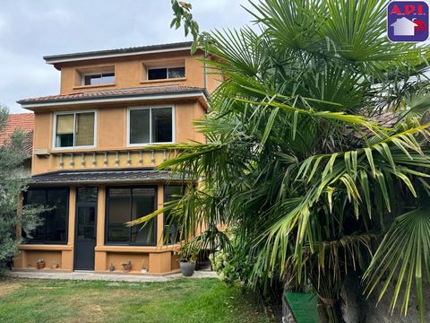 IN HET CENTRUM VAN FOIX In het hart van de stad, tussen de middelbare school en de hogeschool, charmante woning type 6 met tuin van circa 700m², verwarmde veranda en garage. Renovatie gedaan met smaak. Mooie hoge plafonds. Houtkachel, ingerichte keuk...