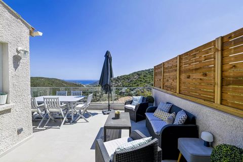 In Petra Lunga Salvini, this villa offers spectacular views of the bay of Santa Giulia and the wild nature of the Corsican maquis. Close to the most beautiful beaches of South Corsica, this villa on two levels offers: In a small condominium with park...