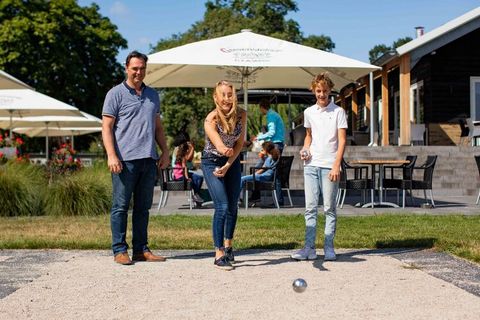 Dit vrijstaande, comfortabele chalet staat op het groene vakantiepark Résidence Lichtenvoorde, in de gezellige Achterhoek op ca. 4,5 km. van het historische dorp Lichtenvoorde, 25 km. ten oosten van de stad Doetinchem. Het gelijkvloerse chalet is ver...