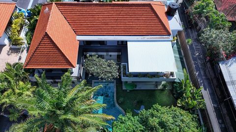 Dieses luxuriöse, moderne tropische Haus liegt nur 8 Gehminuten vom ruhigen Ufer des Sanur Beach entfernt und bietet die perfekte Mischung aus modernem Wohnen und ruhiger Küstenatmosphäre. Dieses Anwesen ist ideal für Familien und verspricht einen an...