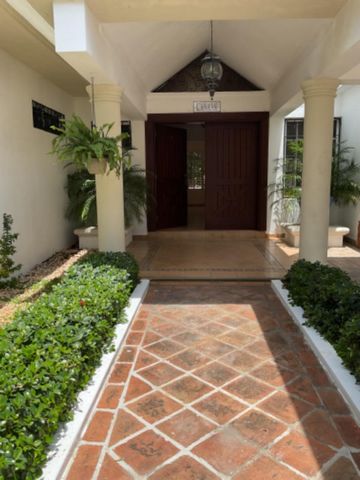 Huis te koop in Residencial Buena Vista Norte, La Romana, Dominicaanse Republiek**   Ideale locatie op slechts 5 minuten van Casa de Campo.   **Kenmerken van de woning**:   - **Kamers**: 3 slaapkamers met de optie van een vierde slaapkamer (convertee...