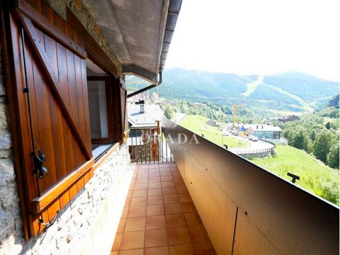 Dit prachtige duplex penthouse is gelegen op een bevoorrechte locatie in Canillo., met name in de Incles Valley. Gelegen op de vierde verdieping, heeft de woning een totale oppervlakte van 122 m² verdeeld over 4 slaapkamers, badkamer, toilet en open ...