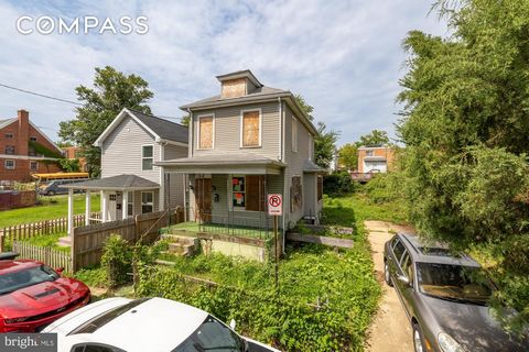 Goldene Entwicklerchance in Deanwood, DC! Dieses Einfamilienhaus bietet Entwicklern eine seltene Gelegenheit, ihre Vision zum Leben zu erwecken. Diese Immobilie bietet ein immenses Potenzial für eine lukrative Kapitalrendite mit vergleichbaren Verkäu...