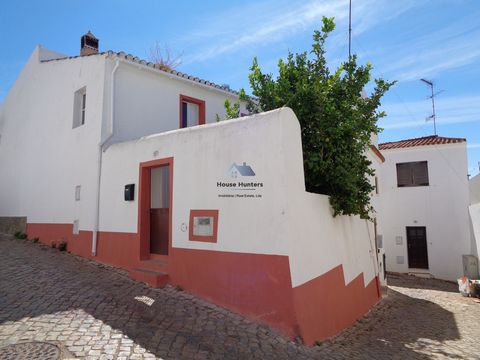 Maison de 2 chambres avec cour arrière | Amnistie | Loulé Villa de 2 chambres avec jardin dans le centre du village pittoresque d’Alte Situé dans un quartier calme, avec intimité et bon accès. Idéal pour ceux qui recherchent la paix et en même temps ...