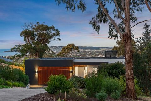 Eingebettet in eine begehrte Enklave von Dromana auf 1364 m²* ist dieses Haus ein Beispiel für modernes Küstenleben mit atemberaubendem Blick über Port Phillip Bay bis hin zum Geschäftsviertel von Melbourne und dem Hinterland. Diese fast neue, archit...