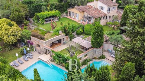 Située en fond d'impasse au calme absolu, et bénéficiant d'une jolie vue dégagée, magnifique propriété de charme alliant pierres et confort moderne entièrement rénovée il y a 15 ans. Sise sur un terrain clos de 2200 m² offrant différents espaces de d...