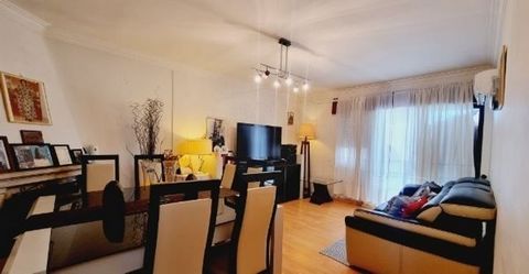       Apartamento T2 à venda com parqueamento, na tranquila zona de Alhos Vedros,   Apartamento T2 com 96 m² área, distribuídos por uma ampla sala com ar condicionada e varanda fechada, dois quartos, uma casa de banho. Uma cozinha espaçosa e com muit...