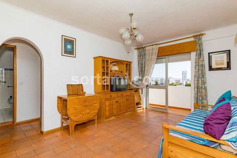 Increíble apartamento de 1 dormitorio ubicado en Quarteira, con excelente ubicación. Disfrute de las exuberantes vistas al jardín desde este alojamiento, complementadas con un encantador balcón. Explora la comodidad de este apartamento, que cuenta co...