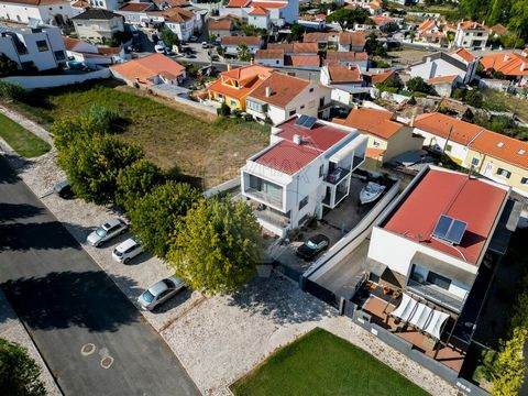 Moradia T4 moderna e como nova a apenas 5 minutos dos acessos à Auto estrada A8. Composta por r/c, 1º andar e cave para garagem. R/c: hall de entrada, sala comum em open space com a cozinha, quarto e casa de banho. 1º Andar: casa de banho, 3 quartos,...