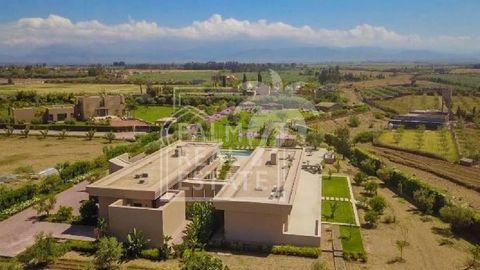 Située dans un cadre idyllique, cette somptueuse villa de luxe offre une expérience de vie inégalée. Nichée au cœur d'un quartier résidentiel prisé, élégance, confort et modernité. Caractéristiques Principales :- *Surface habitable* : 800 m² - *Terra...