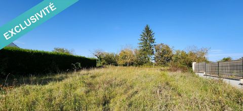 Beau terrain de 843m2 constructible, dans un endroit calme de Bennecourt. Il est plat, clos, pas de vis à vis. 15m en façade 54m de profondeur. Situé au bord d'une ruelle, proche des écoles, transports, commerces, autoroute A13 Terrain non viabilisé ...