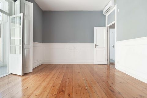 Vivez au cur du Marquis de Pombal ! Cet appartement, entièrement rénové dans des lignes modernes, offre léquilibre parfait entre confort et charme. Avec une belle hauteur sous plafond, qui valorise lespace des espaces, et un parquet en bois qui appor...