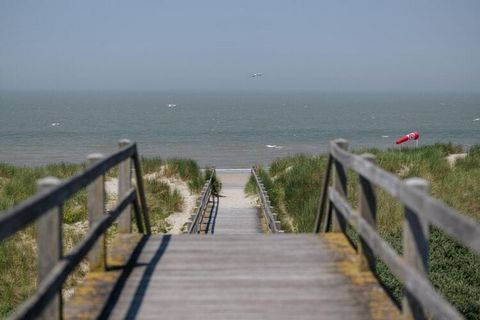 A 50mt dalla spiaggia e dal MARE: appartamento ristrutturato dotato di tutti i comfort. Splendidamente e confortevolmente arredato. Vista dal soggiorno della rinnovata Leopoldplein e della Concessione. Situato al 3° piano con ascensore. Wifi + TV dig...