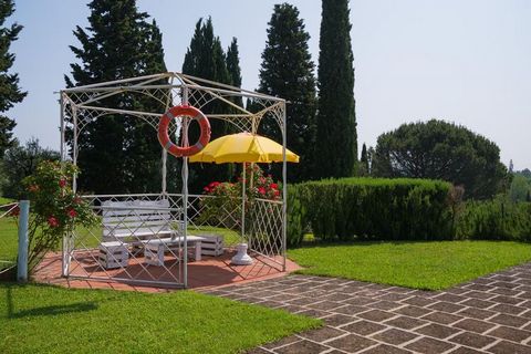 Ortensia e Glicine sono due appartamenti attigui, con due camere, bagno, soggiorno-cucina. Situati nella vecchia casa colonica al primo piano, un incantevole rustico in agriturismo nella splendida campagna toscana. Nel restauro sono stati mantenuti i...