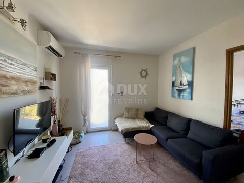 Location: Istarska županija, Novigrad, Novigrad. ISTRIA, NOVIGRAD - Appartamento con 2 camere da letto e vista mare L'appartamento è situato al secondo piano e sottotetto del fabbricato residenziale. La superficie dell'appartamento è di 53 m2, con il...