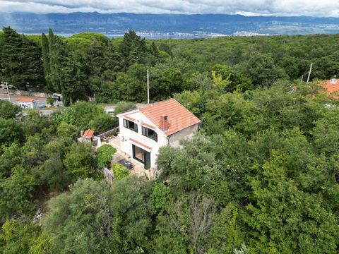 Location: Primorsko-goranska županija, Dobrinj, Dobrinj. KRK, DOBRINJ - Einfamilienhaus 135m2 mit Blick auf das Meer + Umgebung 150m2 Das Haus liegt ca. 2,5km Luftlinie vom Meer entfernt, hat einen freien Blick auf das Meer und eine südliche Ausricht...