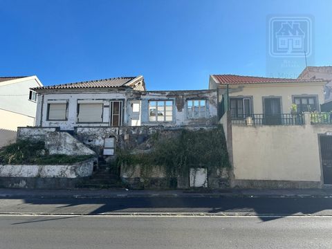 House in ruins, located on Estrada 25 de Abril, Santa Cruz, Praia da Vitória, Terceira Island, Azores, built on a single floor, in need of rehabilitation works in its entirety and immediately. The villa consisted of a living room, dining room, two be...