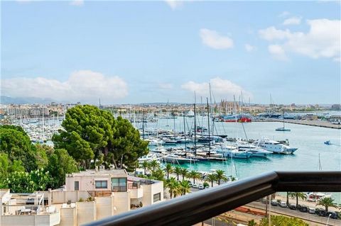 Apartment with panoramic views on the Paseo Marítimo. This property is in perfect condition and is very bright. The house consists of a spacious living room with terrace access and sea views, large fitted and equipped kitchen with office, large utili...