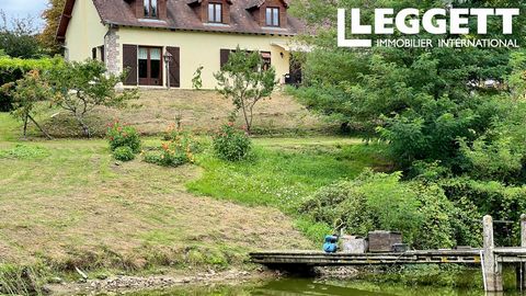 A23587CHT24 - Een verrassende woning om te vinden in een dorp, want het heeft een eigen meer en veel land. Het is ook zeer privé. U komt vanuit het hart van het dorp naar het pand via een lange oprijlaan. Dit is waar de magie begint te gebeuren. Het ...