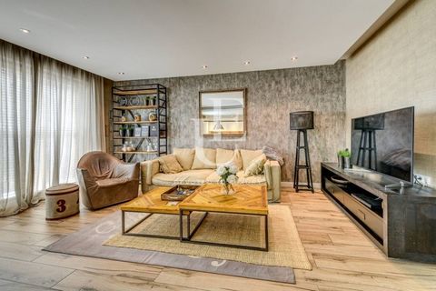 Unique Estates présente à votre attention un magnifique appartement entièrement meublé dans un immeuble de charme de l’année. La propriété est extrêmement ensoleillée et spacieuse avec une disposition très fonctionnelle. Immeuble bien entretenu avec ...