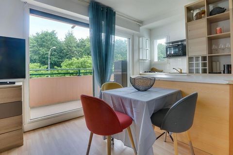 Studio lumineux de 32,15m2 ' Loi Carrez' avec balcon offrant entrée, pièce de vie avec coin kitchenette, SDE et Toilettes séparés. Une cave privative complète ce bien. Résidence avec ascenseur. Stationnement libre en extérieur. L'ensemble situé dans ...