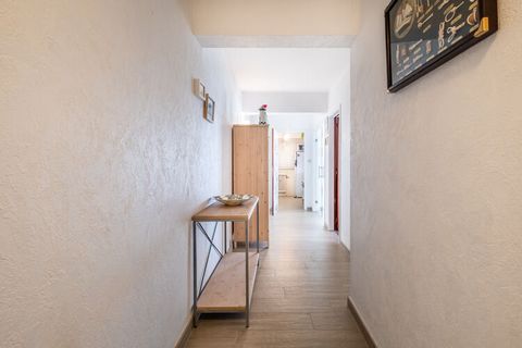 Grand appartement rénové et ensoleillé avec 3 chambres au 5ème étage, belle vue fantastique sur la mer. Situé sur le Zeedijk. Endroit calme et proche des dunes de Ster der Zee. Wi-Fi disponible. Animaux acceptés. Y compris garage Mise en page Salon s...