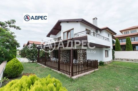 Maison de luxe à deux étages construite dans un style moderne et contemporain, beau panorama. La propriété est située dans un complexe confortable dans la ville de Sofia. Blanc. Premier étage - salon spacieux et ensoleillé avec cuisine équipée, salle...