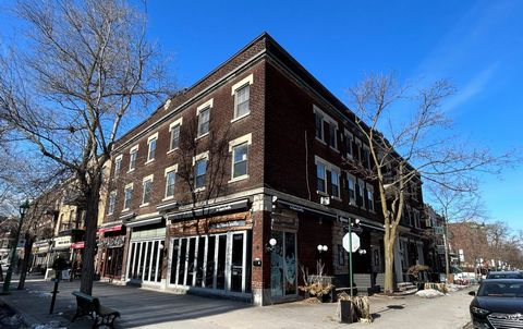 Emplacement idéal, au coeur d'Outremont, coin Bernard (1257 et 1261 Av. Bernard) et Champagneur (610-612-614 Av. Champagneur), en face du Théatre Outremont. Rue pietonne l'été, terrasses, commerces variés, spectacles exrérieurs. Ce magnifique bâtimen...