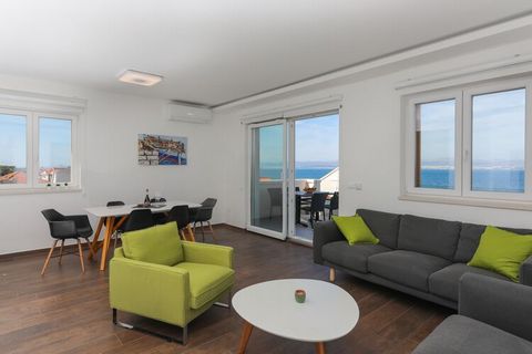 Apartment M&J offers self-catering accommodation in Sutivan, island Brac, very close to the beach. Free private parking is available on site Laundry service is possible at the property upon request, charges apply. This lovely two-bedroom apartment fe...