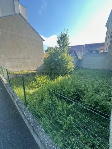 A vendre à Vichy, un terrain constructible proche du lac d'Allier, superfiice 231 m2. 