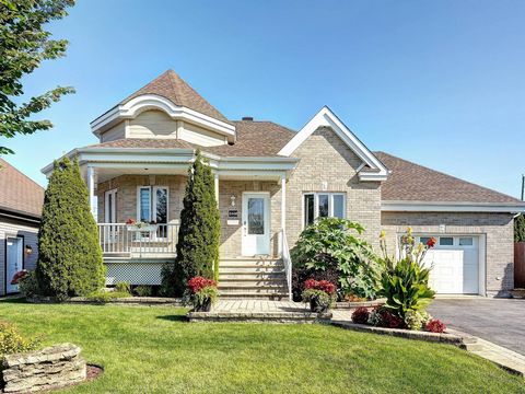 Découvrez cette superbe propriété haut de gamme située dans un secteur très recherché de Mascouche. Offrant 3 chambres, dont 2 au sous-sol, elle a été magnifiquement bien entretenue et dispose de 2 salles de bain. La cour de rêve avec piscine hors te...