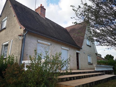 Belle maison proche des commodités écoles, commerces, centre hospitalier, dans un environnement calme et verdoyant. Celle-ci est composée en rez-de-chaussée d'une entrée avec placard, un salon séjour avec cheminée insert, une cuisine et arrière cuisi...