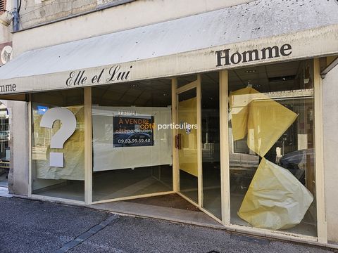 Idéal investisseur ! Venez découvrir ce local commercial idéalement situé en plein cœur de Sens. Celui-ci se compose d'une boutique d'environ 50m2 , une arrière boutique, un débarras, un bureau, une réserve, wc. A l'étage retrouvez 2 pièces de stocka...