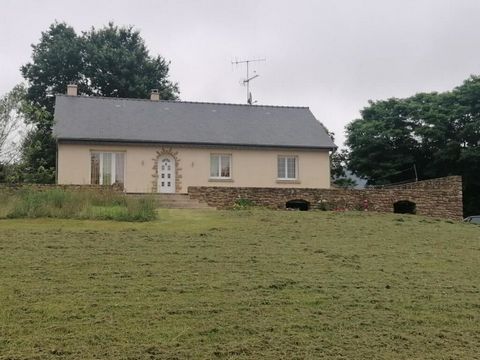 Proche du centre de VILLAINES LA JUHEL 53700 , CE CHARMANT PAVILLON de PLAIN PIED se compose d 'une entrée donnant sur la pièce de vie , d 'une cuisine aménagée et équipée , trois belles chambres , une salle de bains , wc , une grande terrasse de 120...