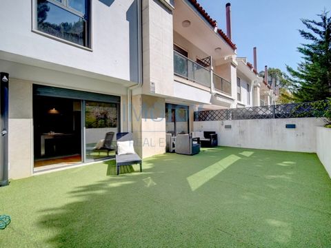 We present an exceptional townhouse in the prestigious Oeiras Golf area, ideal for those looking for comfort and sophistication. With a generous layout of 4 bedrooms, 2 of which are en-suite, this residence provides privacy and convenience for the wh...