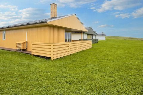 Ferienhaus fast ganz vorne an der Küste und mit herrlicher Aussicht zur Nordsee! Draußen steht eine teils überdachte Terrasse mit Gartenmöbeln zur Verfügung, auf der man z.B. Grillabende mit Aussicht zum Sonnenuntergang im Meer genießen kann. Das hel...