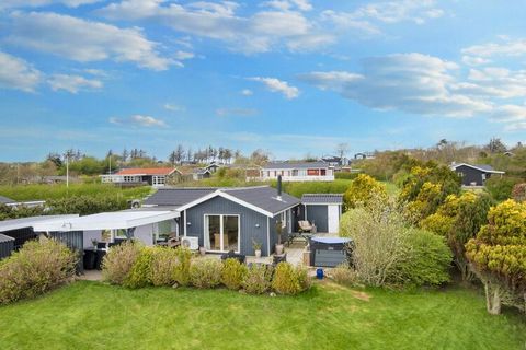 Gut erhaltenes Ferienhaus mit Whirlpool im Freien auf einem 1.000 m2 großen Naturgrundstück nur etwa 200 m vom Limfjord und dem kinderfreundlichen Strandufer dort entfernt. Das Ferienhaus ist mit energieeffizienter Wärmepumpe sowie Holzofen ausgestat...